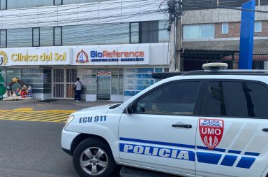 Agentes de varios servicios de la Policía resguardan la clínica El Sol, donde se encuentra internado Jair Macías.