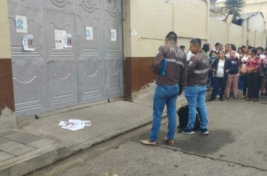 Policías llegan a escuela en Quevedo por amenazas a una maestra.