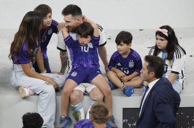 Lionel Messi de Argentina celebra con su esposa Antonela Roccuzzo (i) y sus hijos
