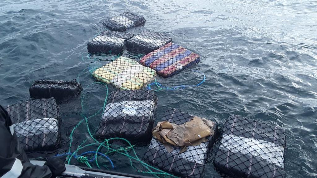 Incautan dos toneladas de droga en lanchas a 160 millas de Manta - El  Diario Ecuador