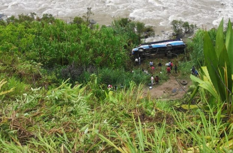 Una fallecida y diez heridos luego que bus cayera por un barranco