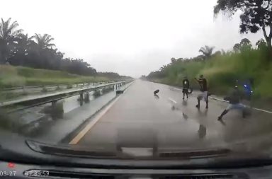 Un grupo de al menos cuatro asaltantes quedó grabado por la cámara de un vehículo durante un intento frustrado de asalto.