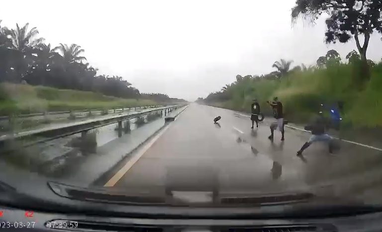 Un grupo de al menos cuatro asaltantes quedó grabado por la cámara de un vehículo durante un intento frustrado de asalto.