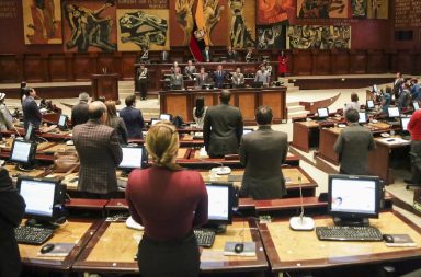 En la crítica situación en que se debate Ecuador, ni la destitución del presidente de la República ni la muerte cruzada representan una solución.