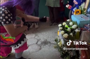 Dos payasos pensaron que habían sido contratados para una fiesta, pero en realidad se trataba del velorio de un niño.