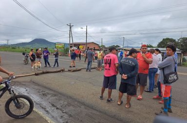 La vía Portoviejo-santa Ana fue cerrada al tránsito vehicular la mañana de este lunes 6 de marzo