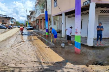 Vecinos del barrio San Felipe de Chone se organizaron para limpiar las calles de su sector.