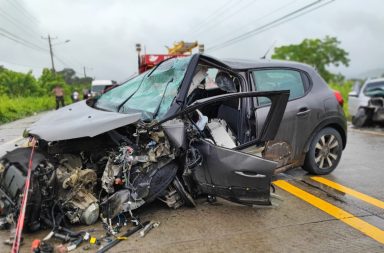 Producto del choque frontal a uno de los vehículos se le desprendió el motor. Ambos quedaron destruidos.