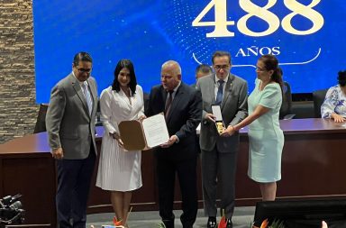 Varios reconocimientos se entregaron durante la sesión solemne por los 488 años de Fundación de Portoviejo