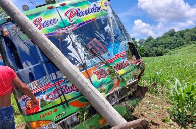 El bus de la cooperativa San Plácido se encunetó en la vía Cuatro Esquinas-Zapallo, de Portoviejo.