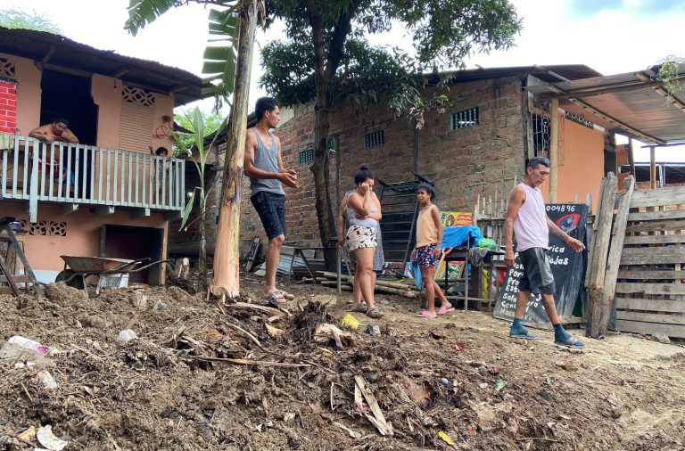 Habitantes de la parroquia Andrés de vera que se vieron afectados por uan fuerte lluvia piden ayuda a las autoridades.