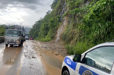 Agentes de la CTE retiran los vehículos que se encuentran en la via que fue cerrada al tránsito vehicular debido a las lluvias.