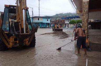 Varias calles de la parroquia Andrés de Vera, de Portoviejo, volvieron a quedar bajo el agua este martes 22 de marzo. del 2023.