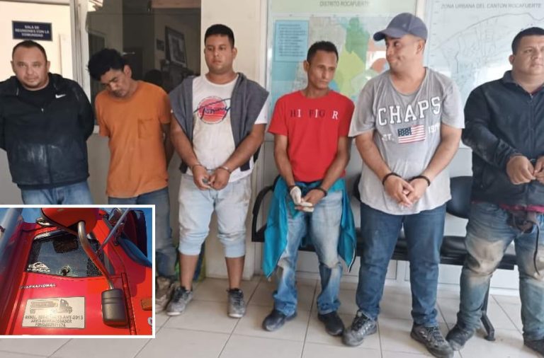 Los seis hombres que fueron detenidos luego de una persecución. En el recuadro una muestra del cruce de balas con la Policía.