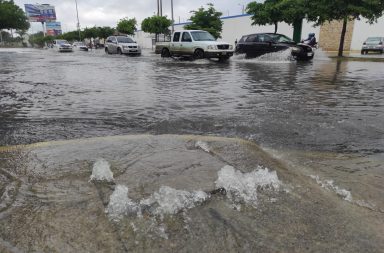 Una fuerte lluvia sorprendió a los mantenses desde las 14h15 de este viernes 31 de marzo del 2023.