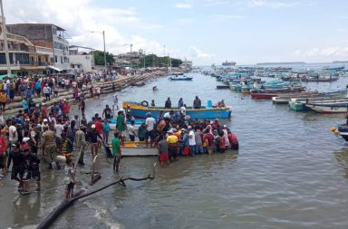 Los cuerpos de los tres pescadores asesinados los trasladaron en una lancha hasta el Malecón de la parroquia Posorja.
