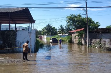 Aproximadamente 15 calles ubicadas en la ciudadela El Rosal, en la ciudad de Portoviejo, se encuentran bajo el agua.