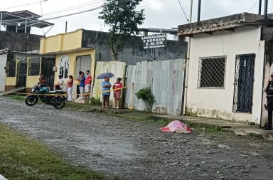 Un hombre estaba reunido con varios amigos afuera de una vivienda, donde llegaron varios hombres y lo mataron.