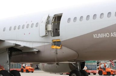 El avión sufrió graves daños en la puerta y en una parte del fuselaje informaron las autoridades.