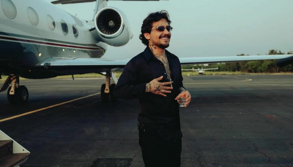 Christian Nodal se somete a doloroso tratamiento para borrar los tatuajes del rostro