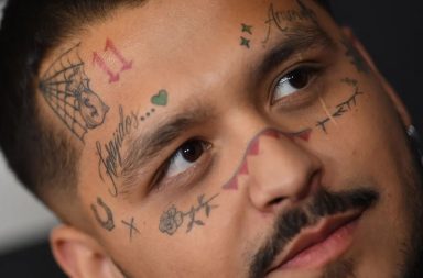 Christian Nodal habló, por primera vez, de cómo es su tratamiento en el rostro para retirar los tatuajes que tiene en el rostro.