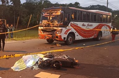 Tras sufrir un accidente de tránsito un guardia de seguridad perdió la vida y su hijo menor de edad resultó herido.