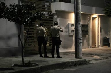 El asesinato del agente se dio dentro del estacionamiento de un condominio en Guayaquil. (Foto El Universo)