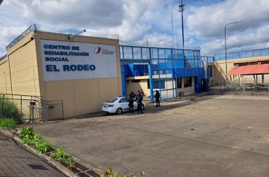 A dos reos que estaban internados en la cárcel El Rodeo, en Portoviejo, Manabí, los encontraron muertos.