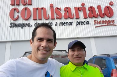 Hombre deja ventana de su carro abierta y cuidados espera hasta que llegue