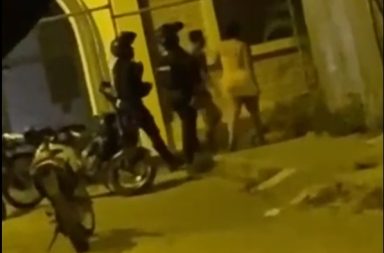 Juan Aguayo conocido como "Cachinero" se salvó de morir de manera violenta mientras se movilizaba en una motocicleta.
