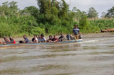 Migrantes cruzan por un río de la selva El Darién