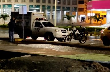 Policías llegaron hasta el muelle flotante para realizar las respectivas investigaciones de este hecho.