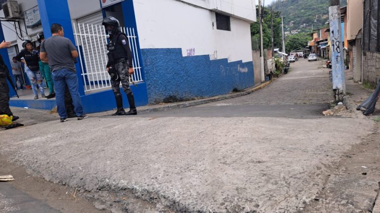 Disparan y lanzan una granada en un callejón en Portoviejo