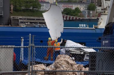 EEUU.- La Guardia Costera de Canadá recibe los restos del sumergible Titan diez días después de su implosión