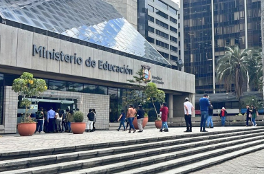 Susto por amenaza de falsa bomba en sede del Ministerio de Educación en Quito