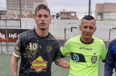 En redes sociales, se viralizó un video en el que un futbolista argentino pateó en la cabeza a un árbitro de fútbol amateur.