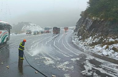 Varios vehículos quedaron atrapados en el sector La Virgen de Papallacta-Baeza, en Napo, debido a la caída de nieve.