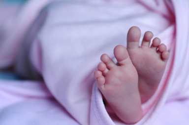 Una pareja confiesa haber matado a su bebé recién nacido estrangulándolo