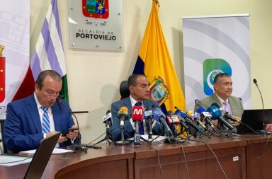 En rueda de prensa el alcalde de Portoviejo, Javier Pincay, aseguró que sigue al frente de la administración del municipio y que no ha sido destituido.