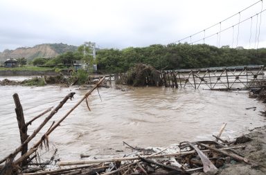 Tras intensa lluvia, río se lleva un puente en Canoa