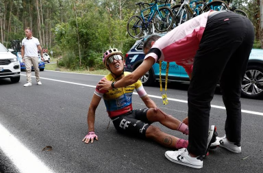 Richard Carapaz se retira del Tour de Francia tras sufrir caída