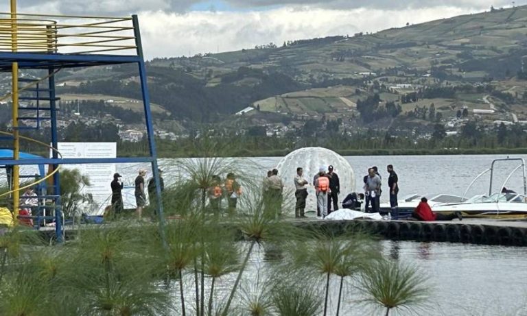 Una lancha turística naufragó en el lago San Pablo, en la provincia de Imbabura, y ha dejado, hasta el momento, dos mujeres muertas.