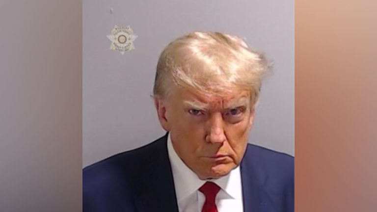 Donald Trump permaneció unos 20 minutos en la cárcel y salió tras pagar una fianza