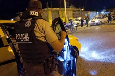 Los cuerpos ensangrentados de dos estudiantes de un colegio nocturno quedaron en medio de una calle empedrada.
