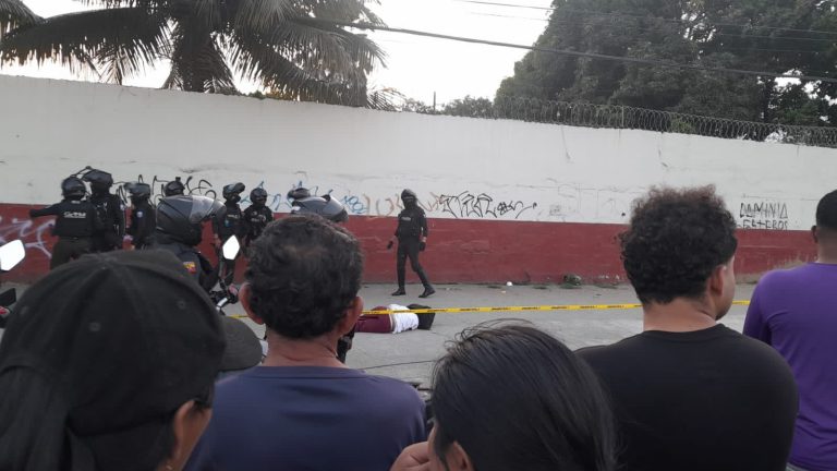 Estudiante es asesinado al salir de clases, en Guayaquil