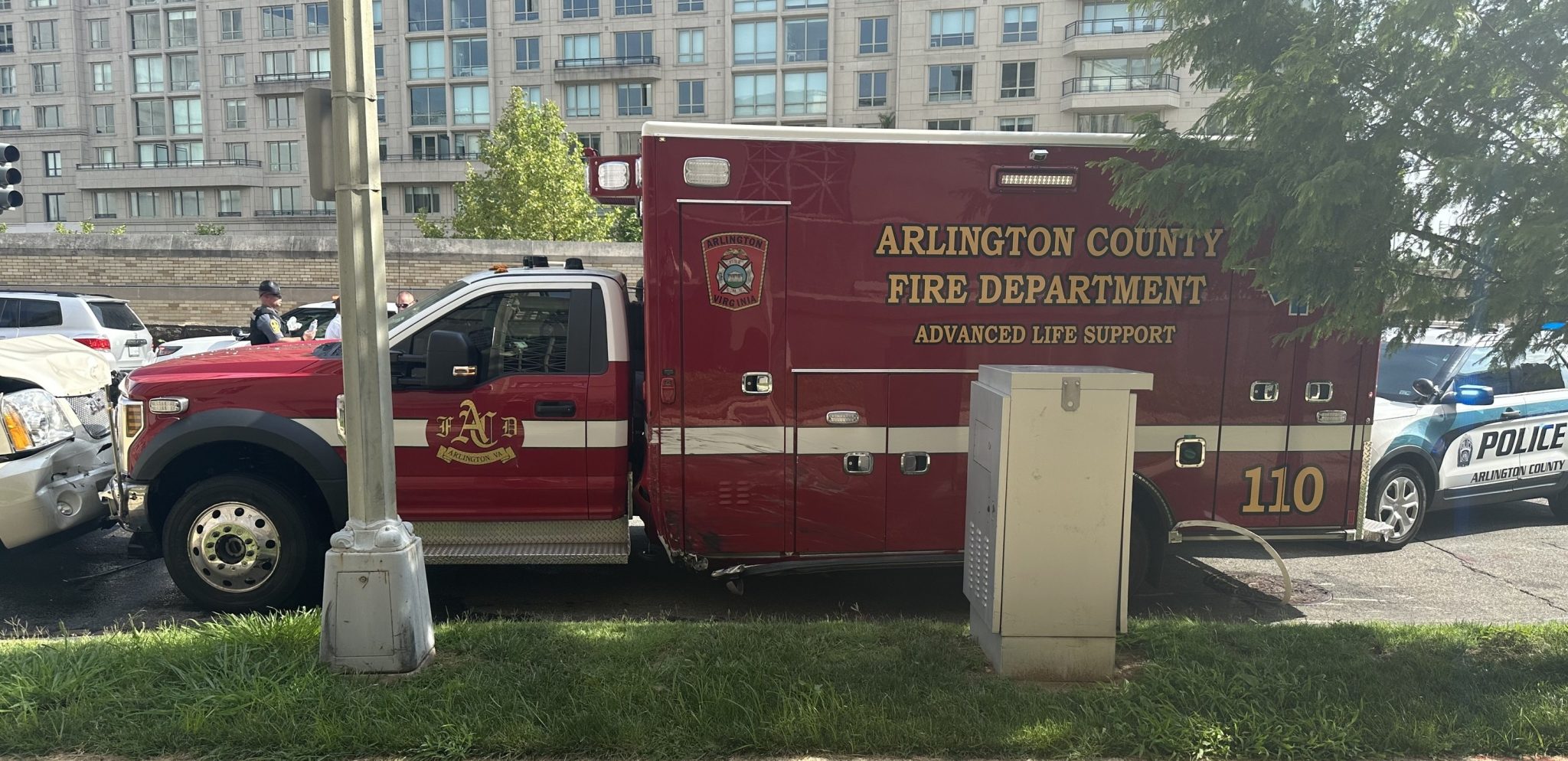 Un hombre choca varios vehículos y roba una ambulancia para huir