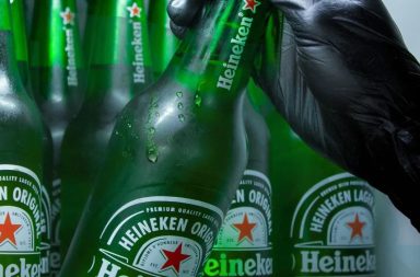 Heineken abandona Rusia tras vender sus actividades por un dólar