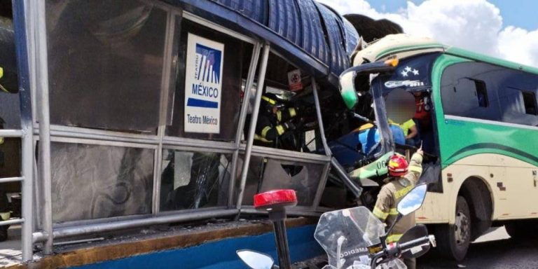 Seis heridos al estrellarse un bus contra parada de la Ecovía, en Quito