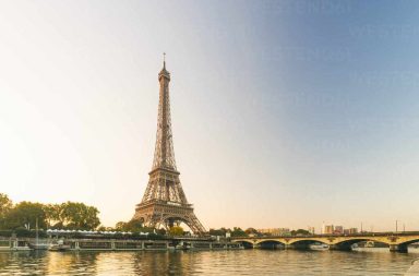 Un hombre fue detenido tras escalar la Torre Eiffel y saltar en paracaídas