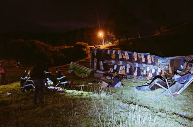 En la vía Quito-Papallacta cinco personas murieron y más de diez resultaron heridas luego que un bus cayera por un barranco.